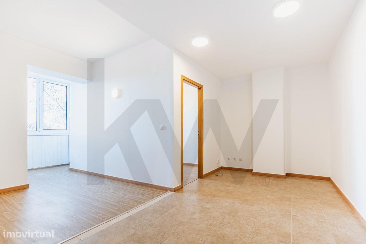 Apartamento T1 transformado em T2 na Av. Estados Unidos da América.