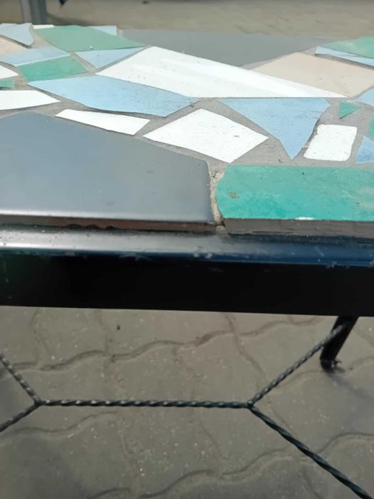 Stary kuty metalowy stół ława z mozaiką z płytek na blacie (WYSYŁAM)