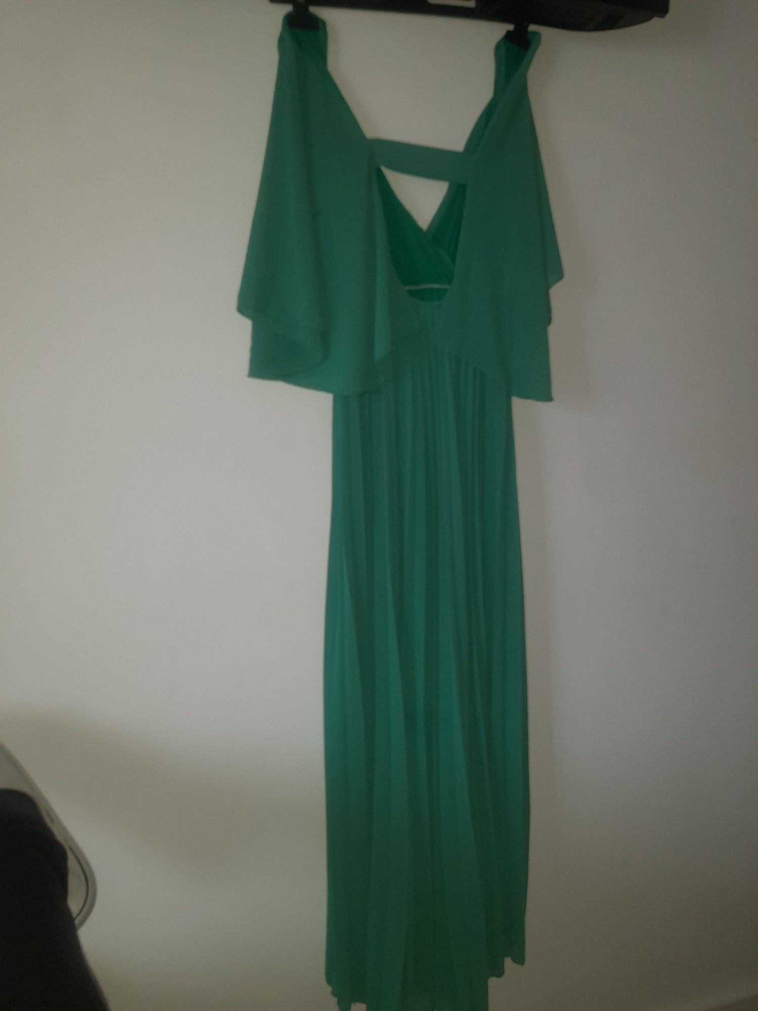 Vestido verde usado só uma vez.