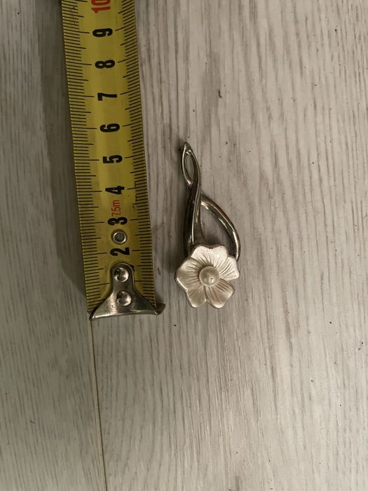 Broszka z białym kwiatem