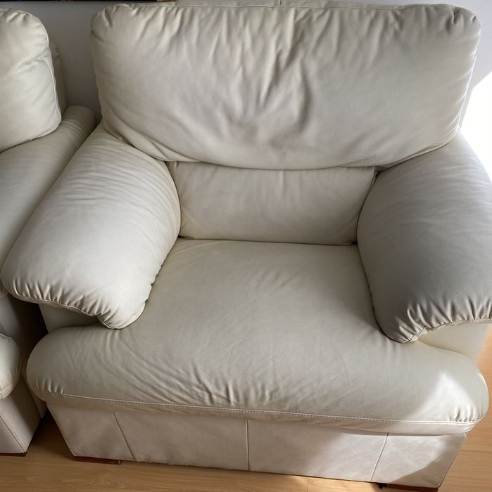 Conjunto de 2 sofás confortáveis em muito bom estado