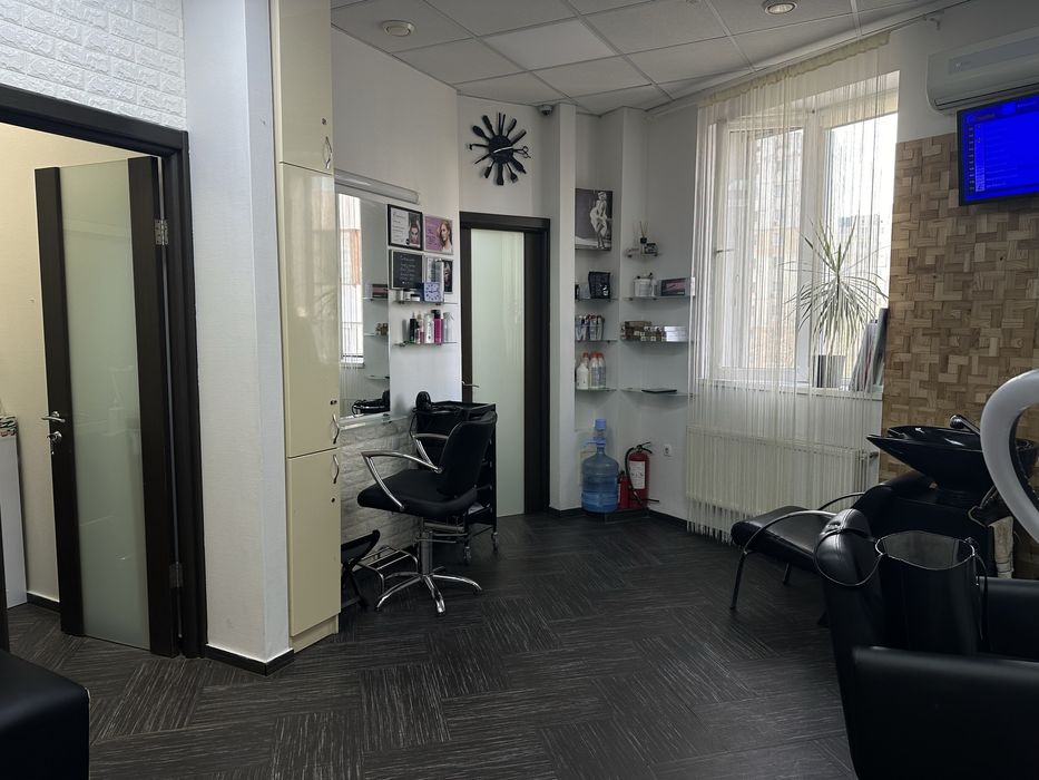 Героїв Дніпра 34, ТРАФІК, ФАСАД, МЕТРО, салон краси в ТЦ