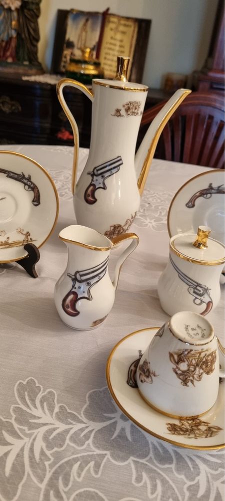 Conjunto de café em porcelana Coimbra com remate em dourado.