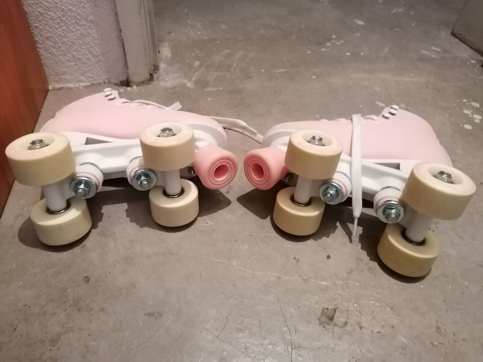 Patins 4 rodas em rosa