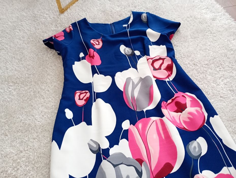 Sukienka w kwiaty plus size