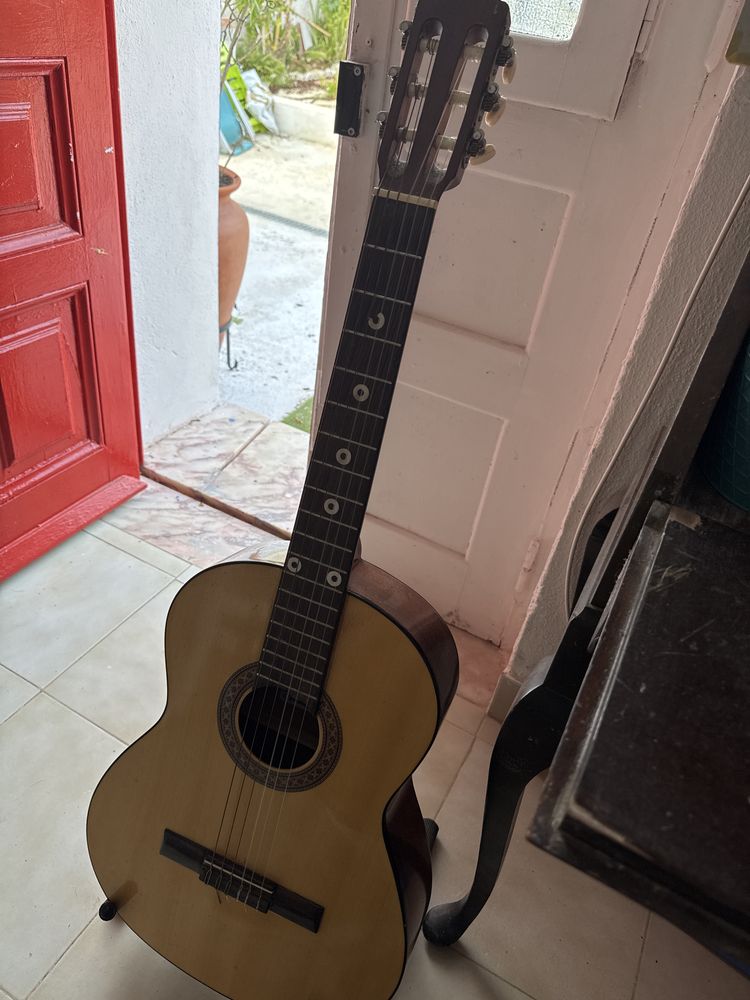 Vende guitarra como nova