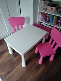 Biały stolik dziecięcy ikea mammut z dwoma różowymi krzesełkami