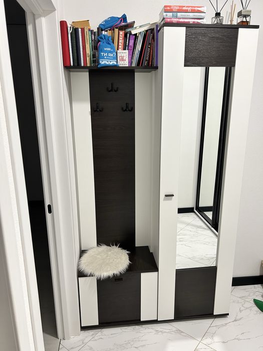 Продам красиву, зручну та вмістку шафу в коридор