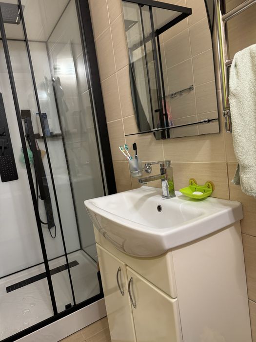 Продам тумбу с умывальником и зеркалом