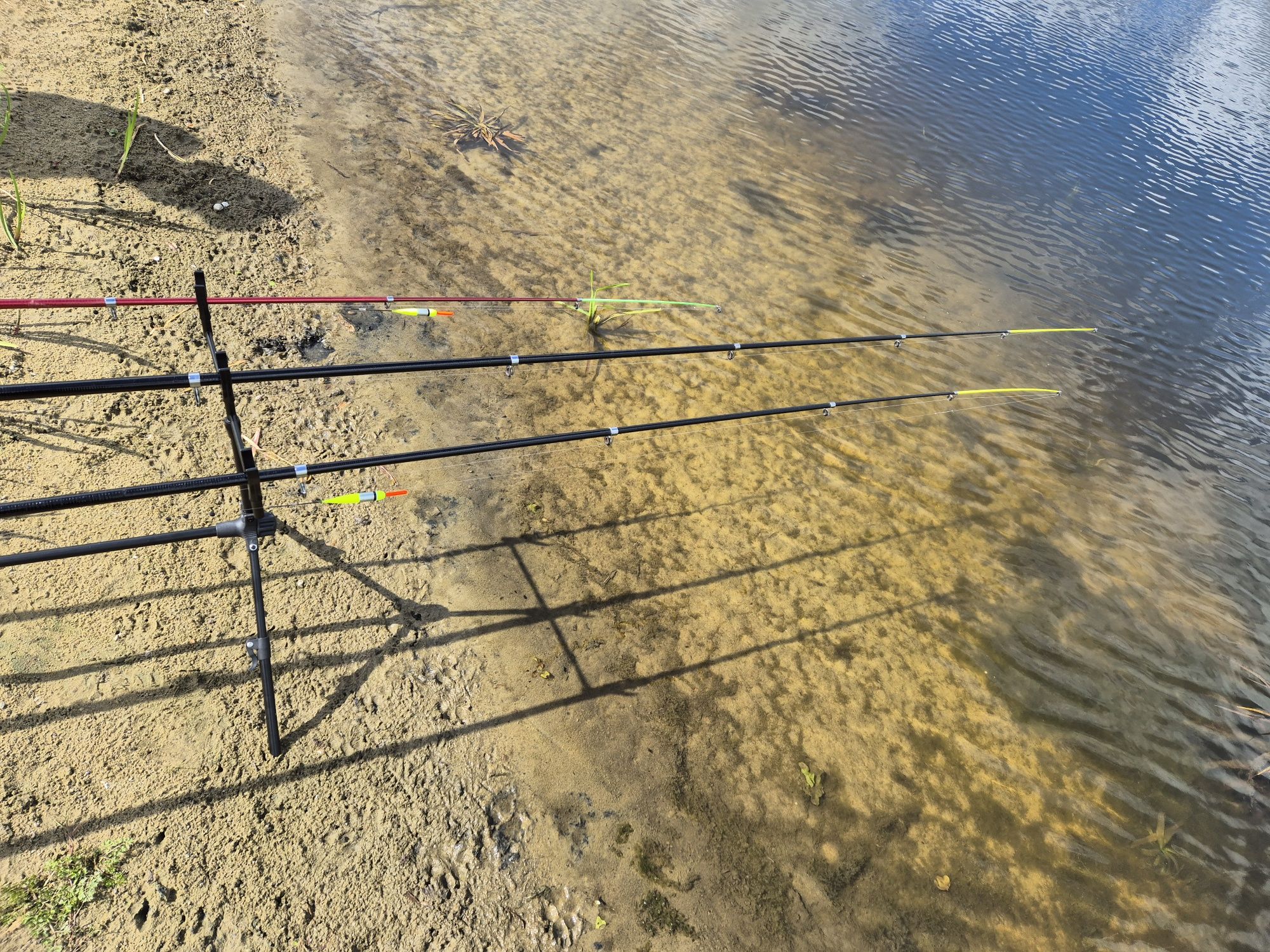Zestaw Rod Pod 3 wedki uzbrojone z kołowrotkami
