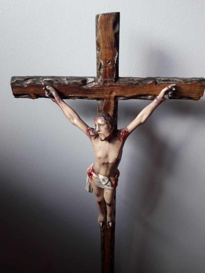 Cristo na cruz em chumbo pintado a mão e cruz em madeira antigo