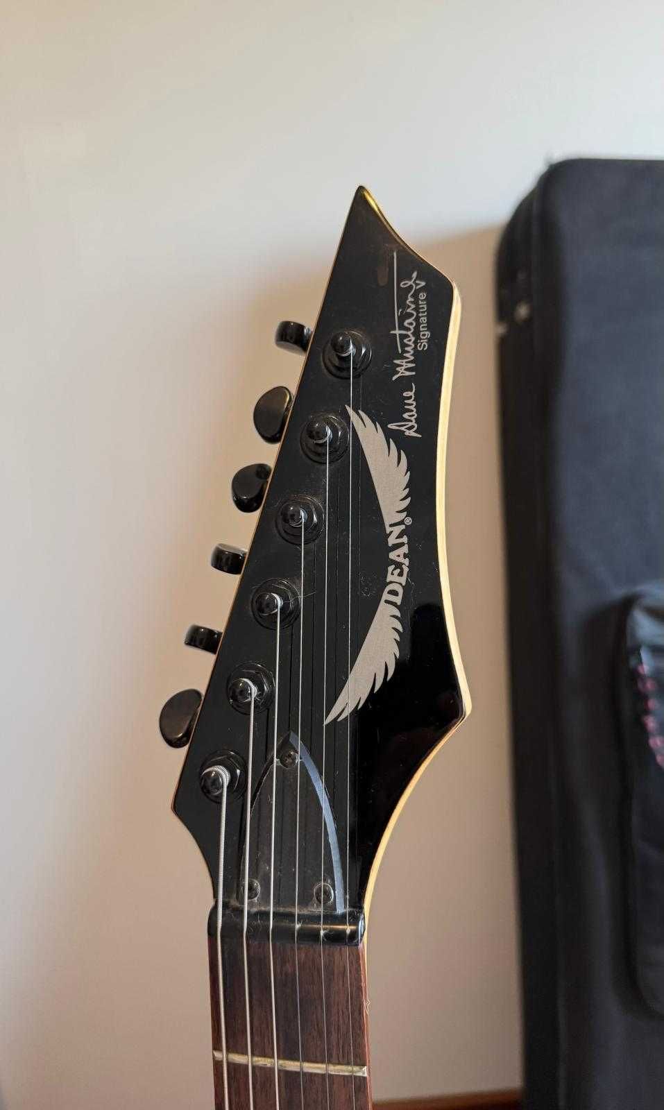 Guitarra elétrica Dean Flying V com assinatura de Dave Mustaine