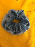 Niebieska scrunchie na rękę