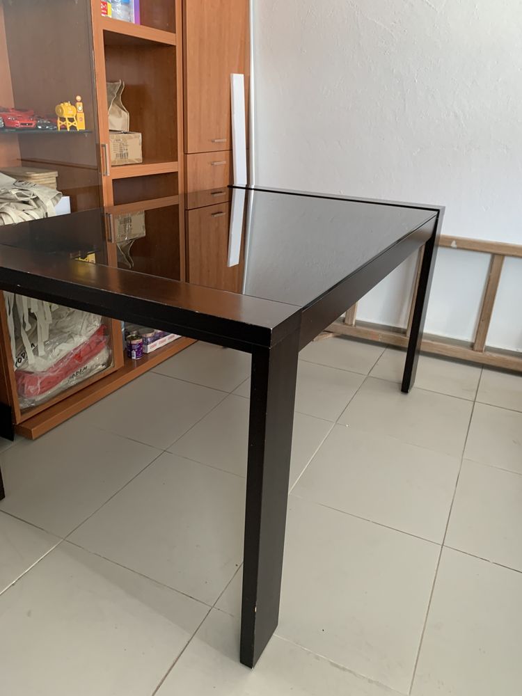 Mesa de sala extenciva castanho escura com tampo em vidro