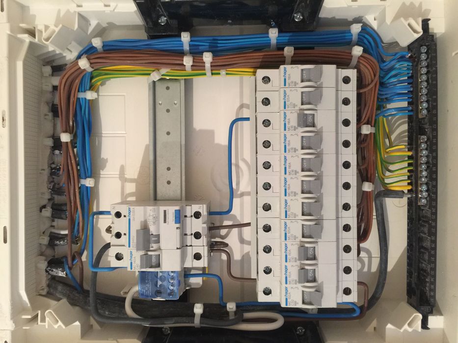 Электрик, ремонт электропроводки.