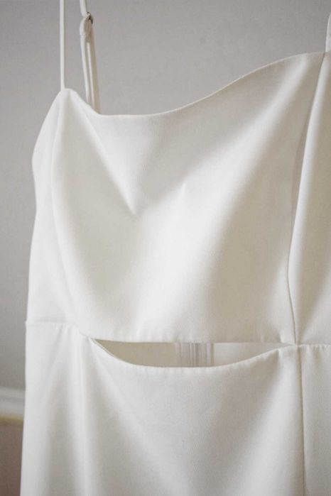 Біла сукня VOVK з вирізом, розмір М. В ідеальному стані.