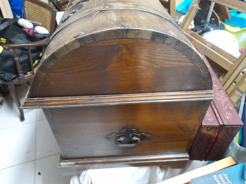Vendo arca em madeira maciça