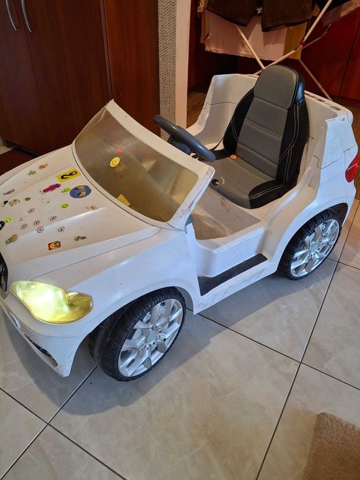 Дитячий електромобіль