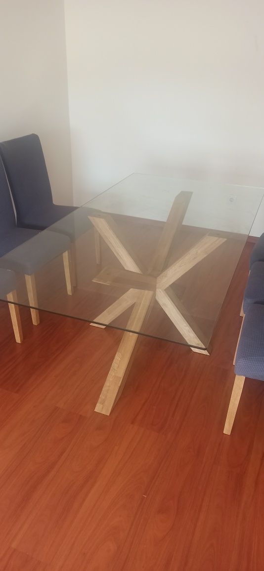 Mesa com tampa de vidro