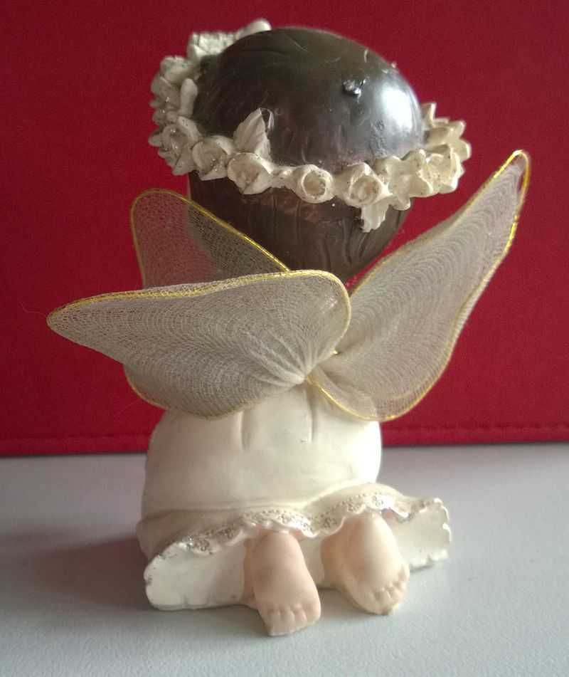 Figurki Aniołków Figurka Aniołek z różańcem modlący się klęczący 9cm