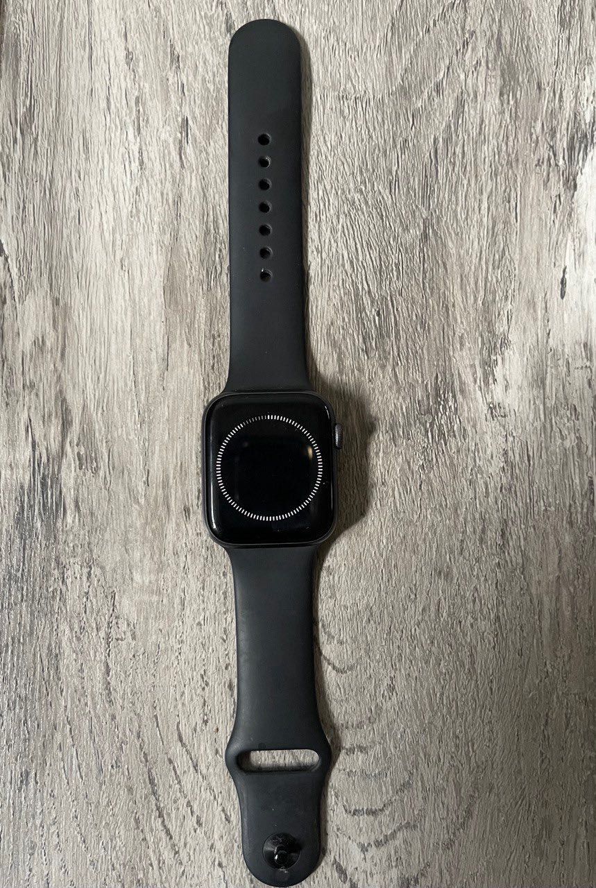 Apple Watch Series 4 Space Gray Aluminum Case with Black Sport Band