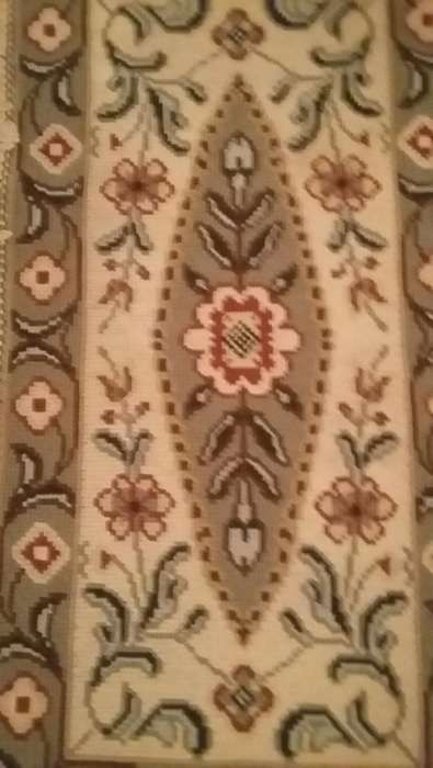 Tapete de Arraiolos de cor beje