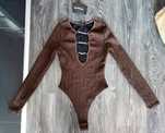 PrettyLittleThing body z ozdobnym dekoltem z diamencikami