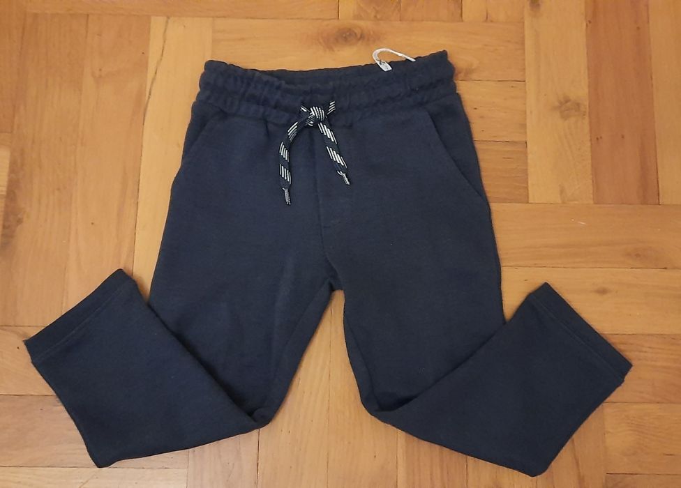 2 pary spodni chłopięcych w r. 98 granatowe dresowe i elegnckie