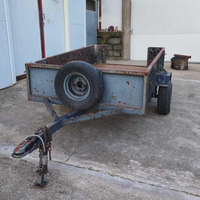 Reboque Automóvel com Pneu Suplente