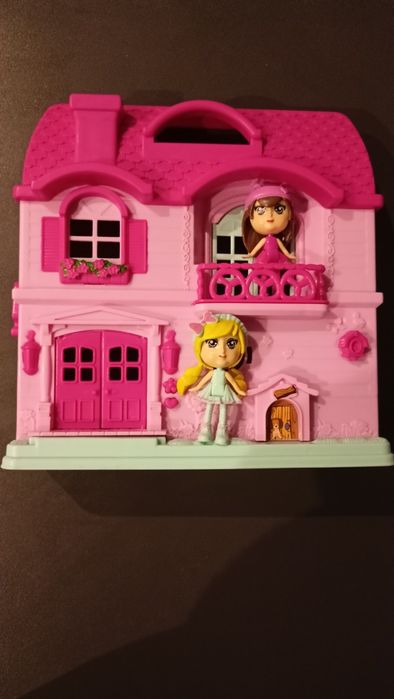 Domek z dwoma laleczkami,grający i świeconcy