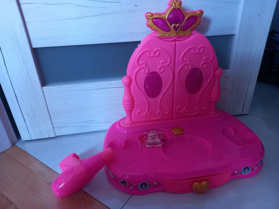 Grajaca i świecącą toaletka z suszarką dla dziewczynki