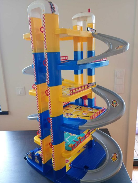 Vendo garagem infantil em bom estado