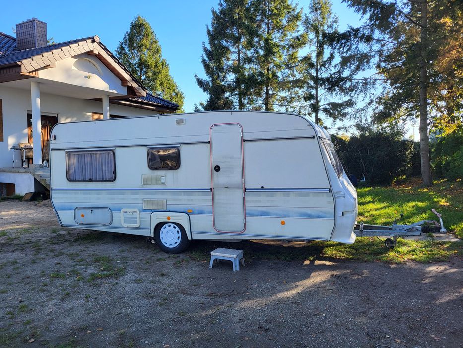 Piękna przyczepa kempingowa z moverem namiotem i ciepłą wodą