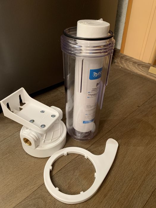 Новый бытовой фильтр для воды с картриджем в комплекте.