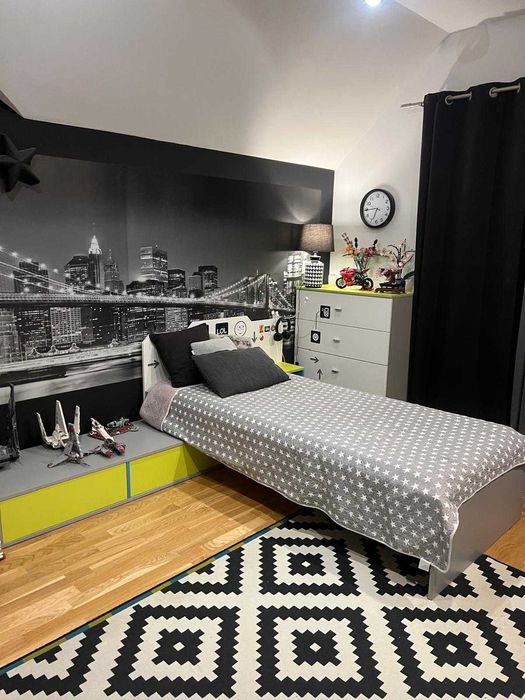 Łóżko młodzieżowe z materacem i półkami