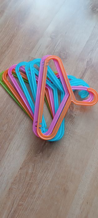 Wieszaki dziecięce kolorowe Ikea