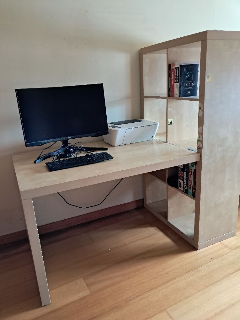 Secretaria de madeira com  estante