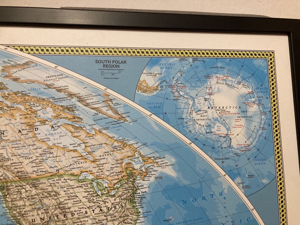 Mapa Pacific Centered w drewnianej ramie na podkładzie do wpinania