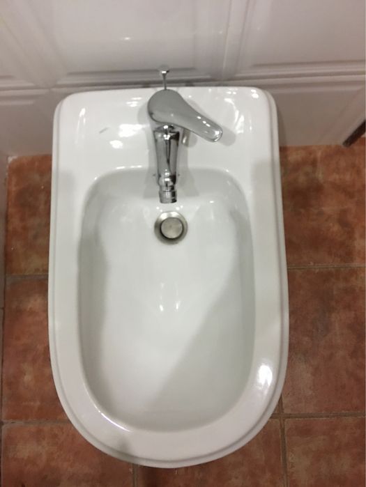 Bidé Indusa com torneira e todas as tubagens