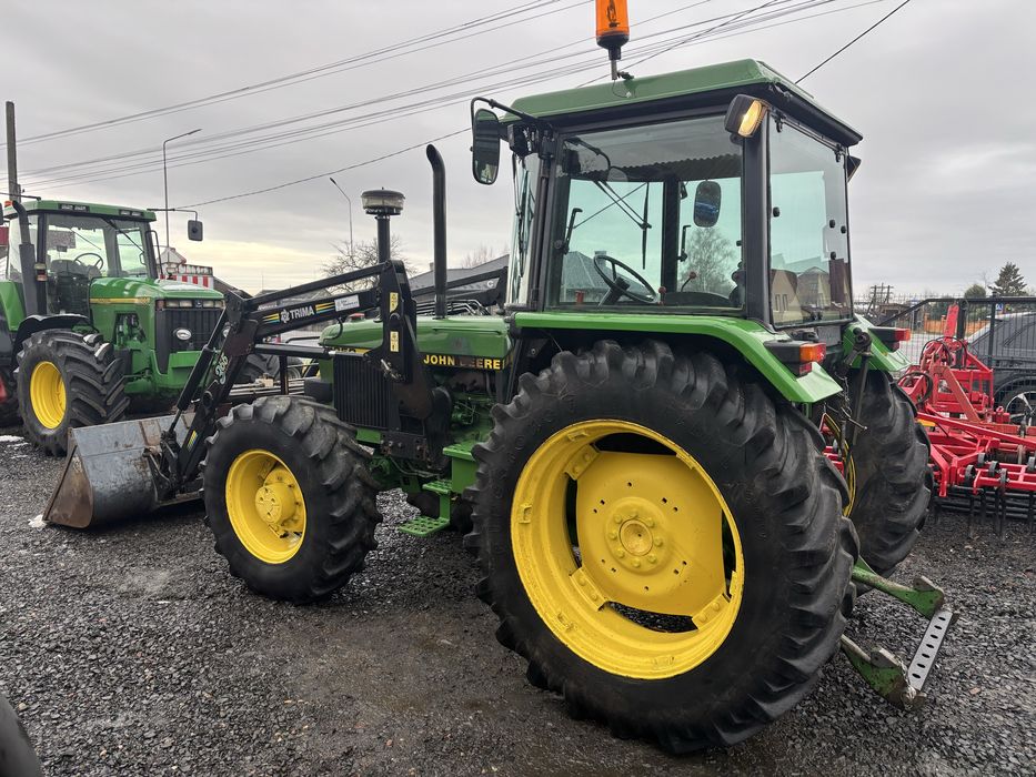 Трактор John Deere 2850 з фронтальним погрущиком