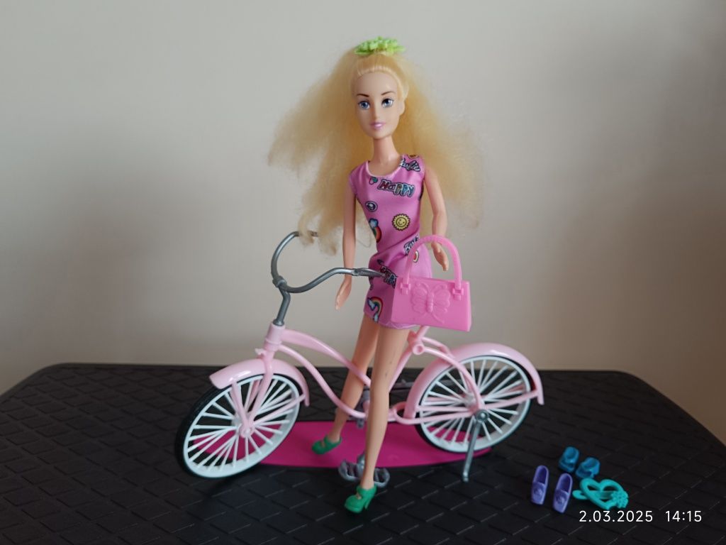 Lalka Barbie na rowerze