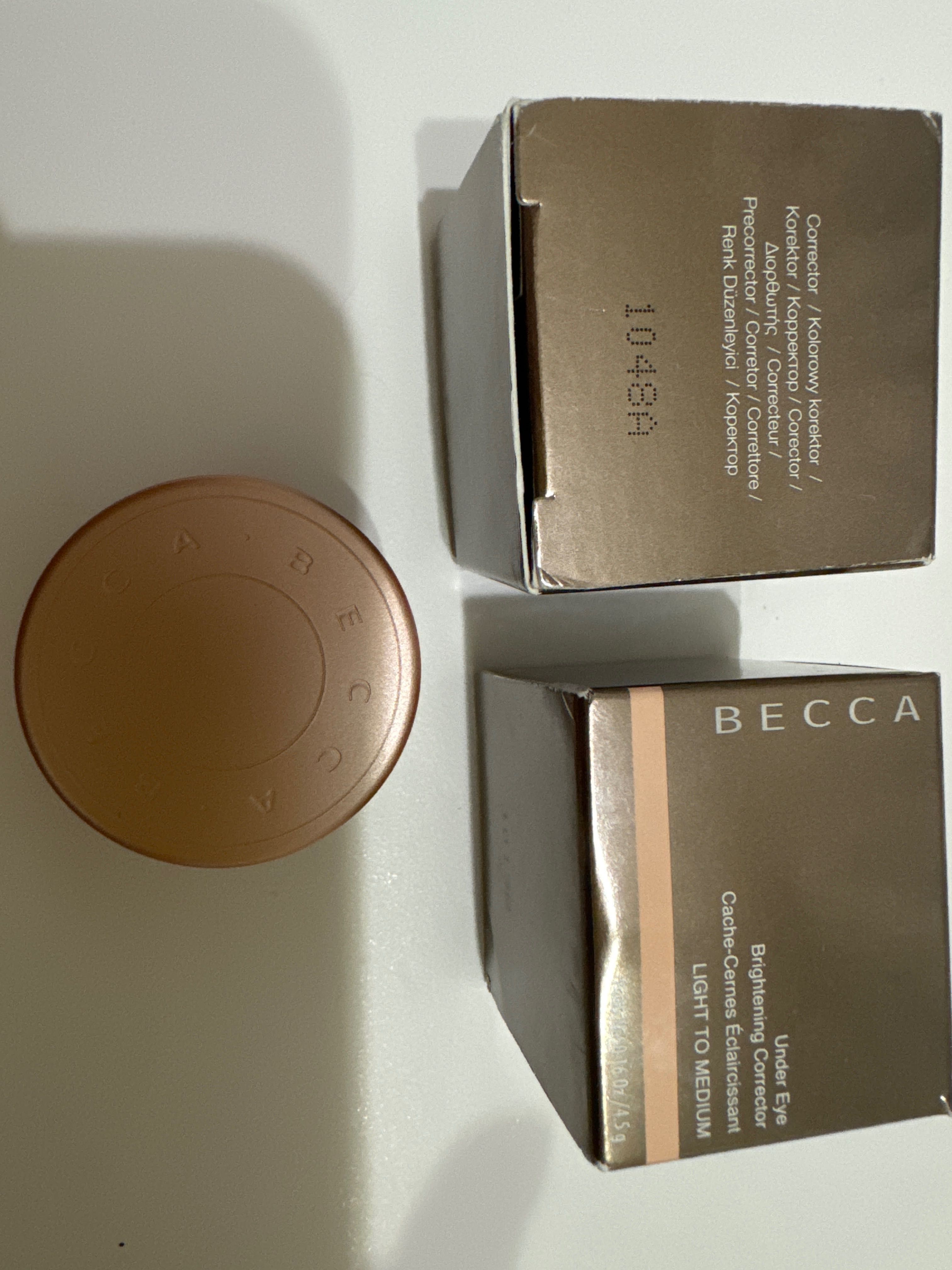 BECCA LIGHT TO MEDIUM 4.5g Under eye brightening corrector