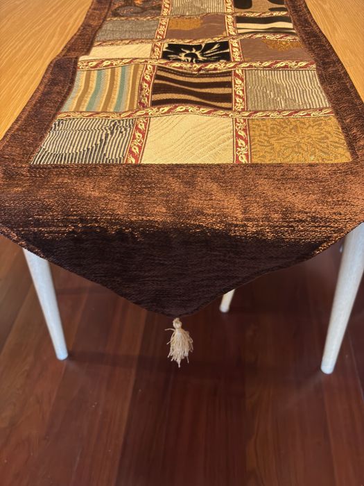 Corre-mesa, 1,60x0,35, com várias texturas e motivos. e