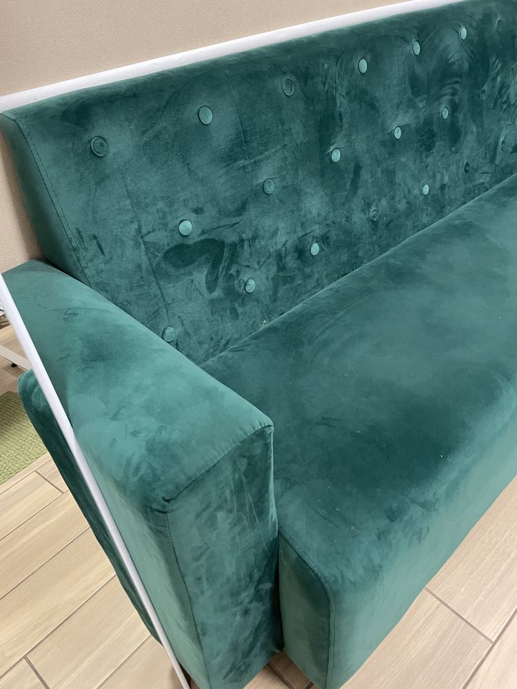 Зелений велюровий диван