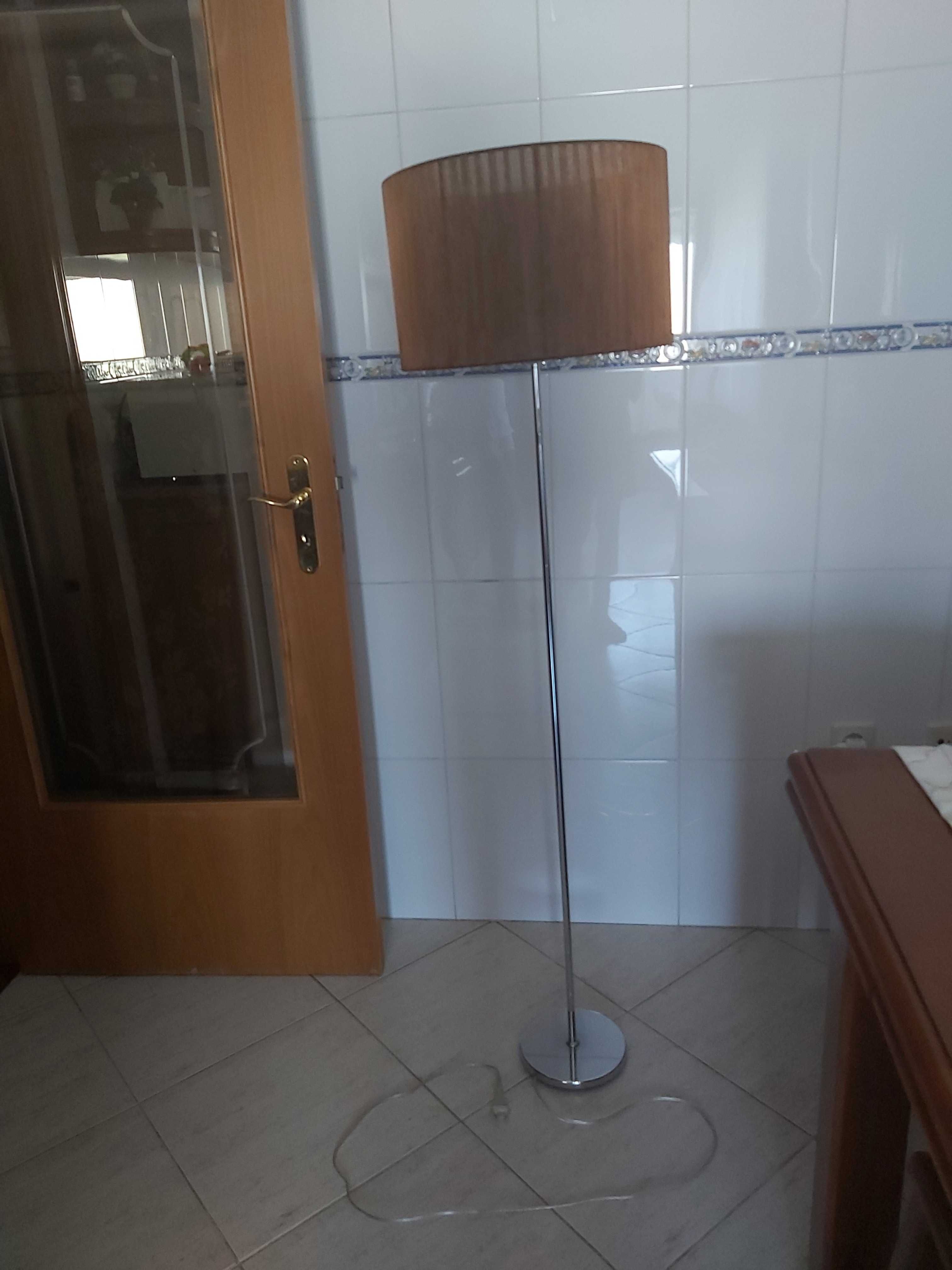 Candeeiro de pé  em excelente estado