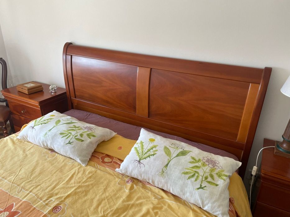 Cama de casal em madeira Cerejeira