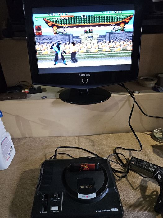 Sega megadrive com um jogo