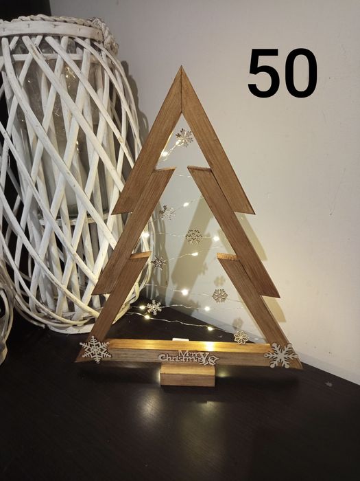 Drewniane choinki i Stroik na Wszystkich świętych.