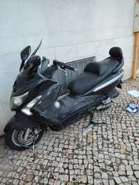 SYM GTS 125 para arranjar carenagem