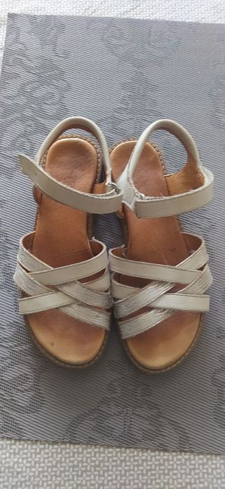 Продам кожаные босаножки